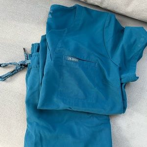 Jaanuu scrub set